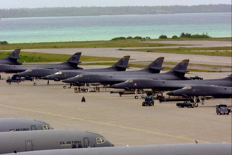 Uno squadrone di bombardieri B-52 sulla pista della base di Diego Garcia