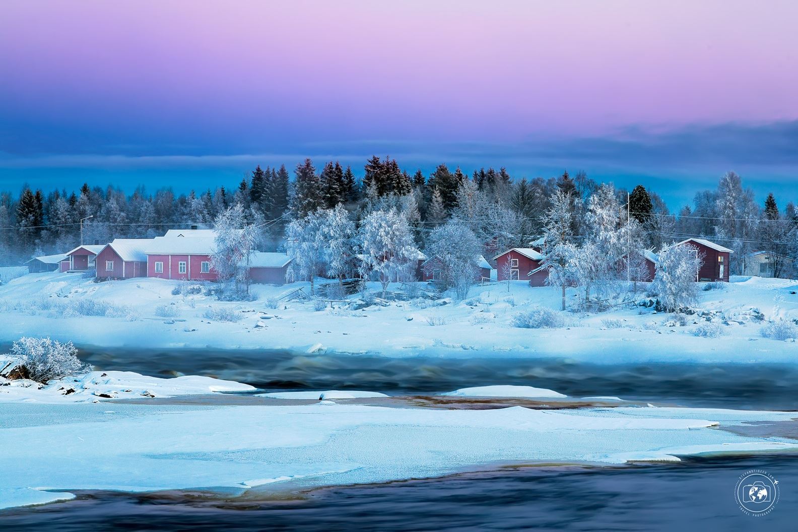 I colori del cielo nell'inverno in Lapponia, lungo il confine tra Svezia e Finlandia - © Stefano Tiozzo