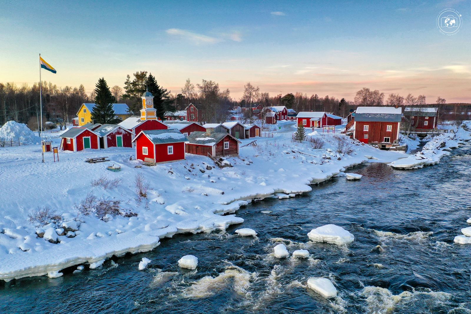 Un antico villaggio di pescatori sopravvissuto alle devastazioni della guerra sulla riva del fiume Tornio - © Stefano Tiozzo