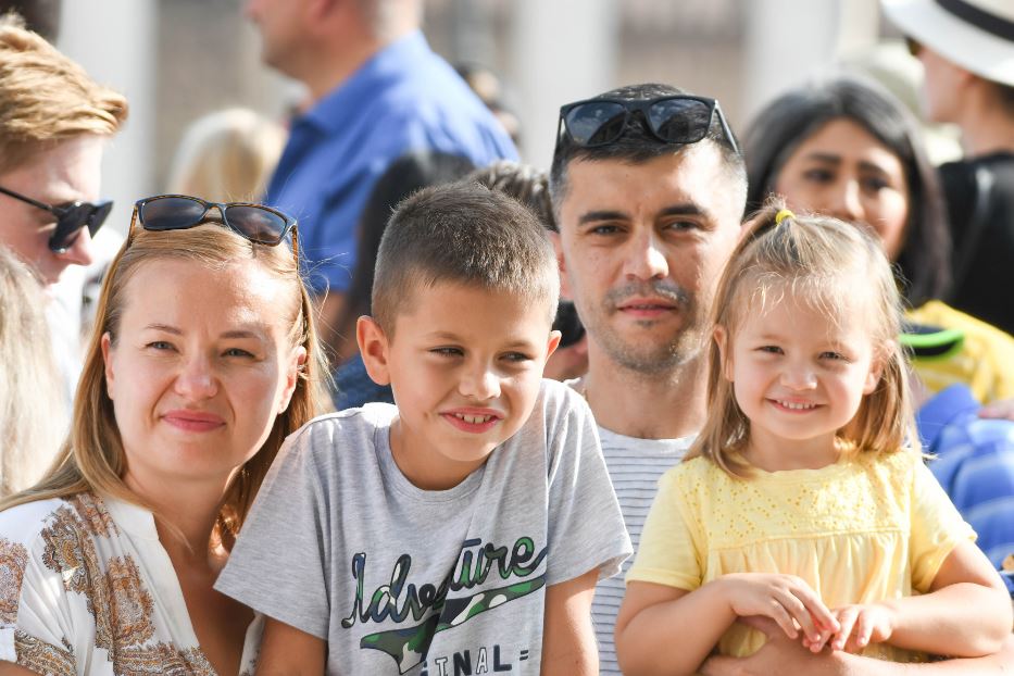 Una famiglia in Piazza San Pietro a Roma