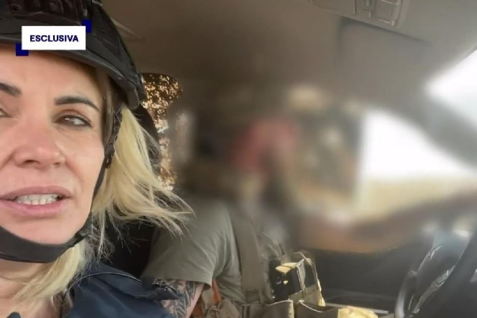 L'inviata della Rai Stefania Battistini mentre viaggia verso Sudzha nella regione russa di Kursk con l'esercito ucraino