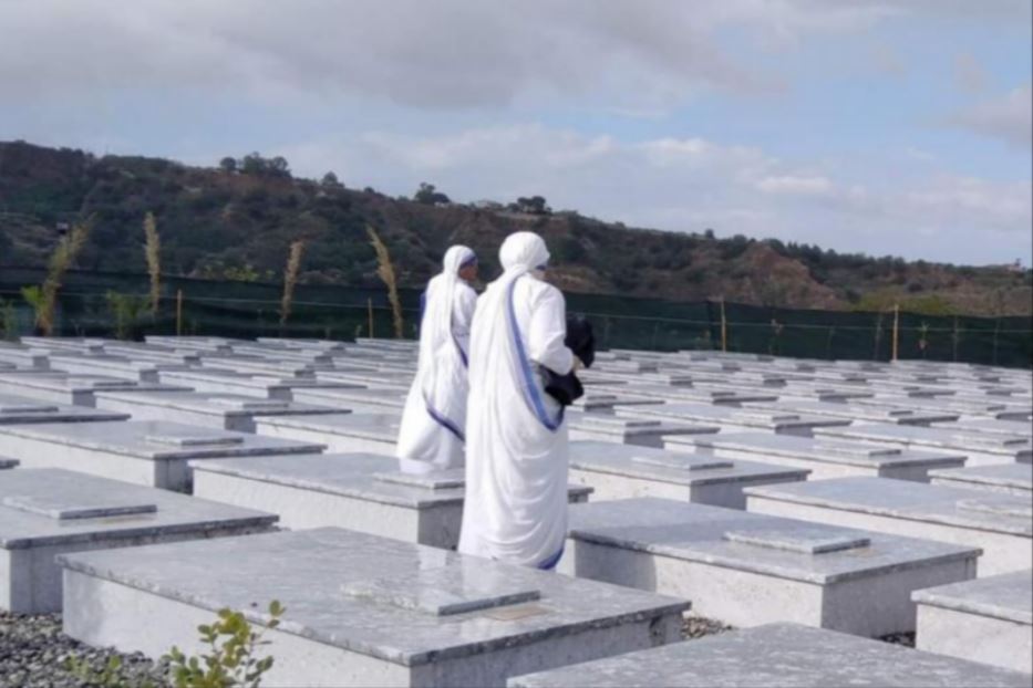 Due missionarie della carità nel cimitero di Armo