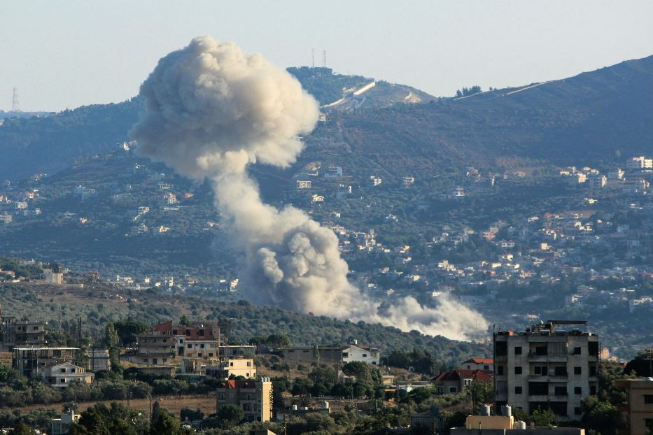 Il fumo delle esplosioni si leva da Kfar Kila, oltre il confine libanese nel nord i Israele, dove continuano i tiri di artiglieria