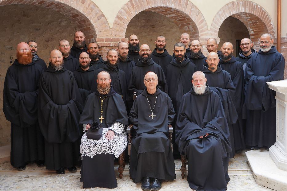 I benedettini d Norcia con l'abate primate dell'Ordine, dom Polan