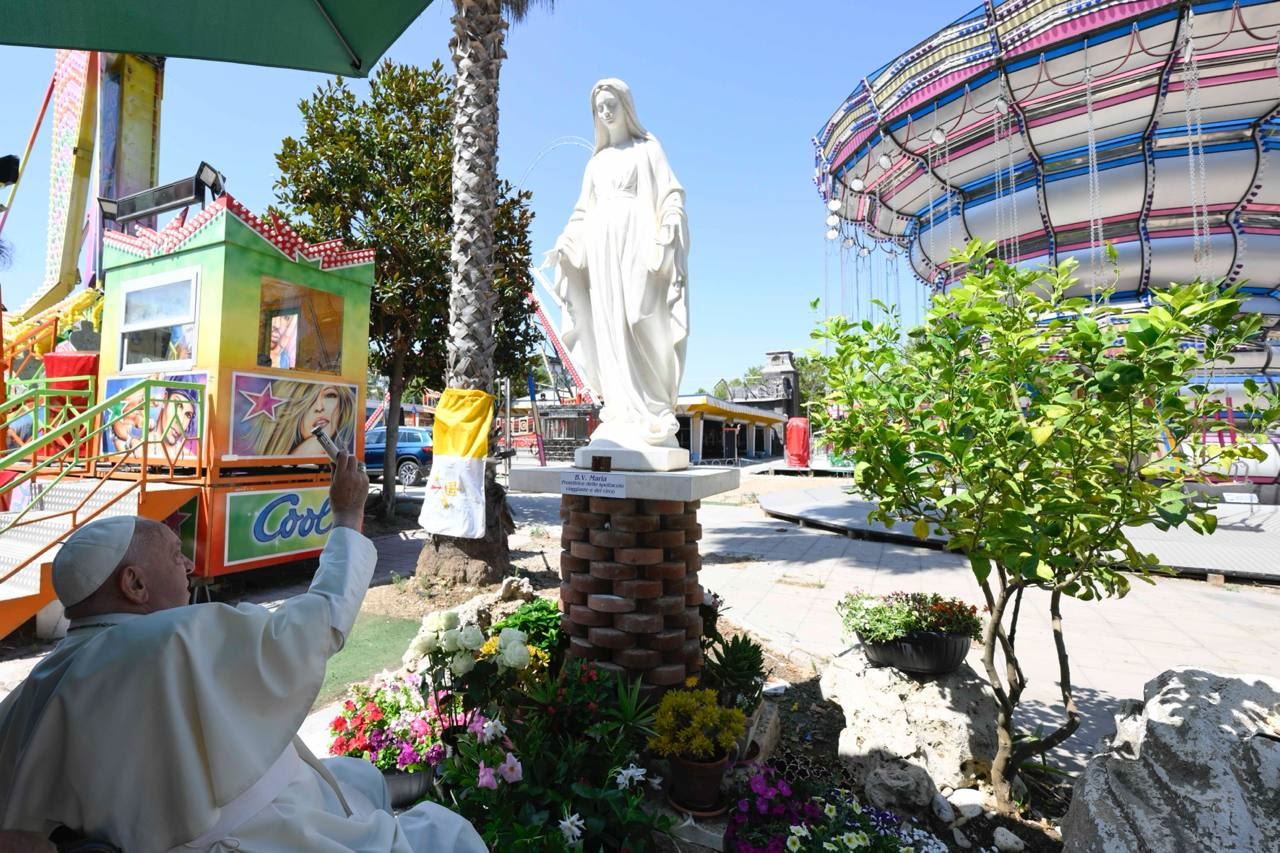 Il Papa è andato a incontrare i giostrai di Ostia insieme a suor Geneviève