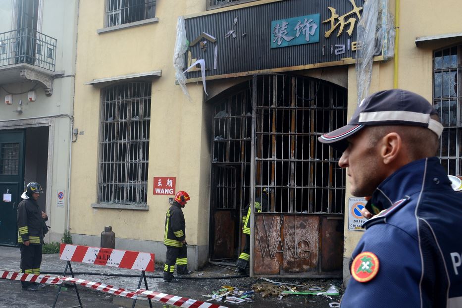 Rogo nel magazzino. Morti tre ragazzi cinesi