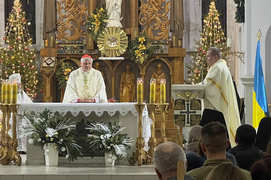 Il cardinale Konrad Krajewski durante la Messa della notte di Natale nella Cattedrale latina di Kharkiv