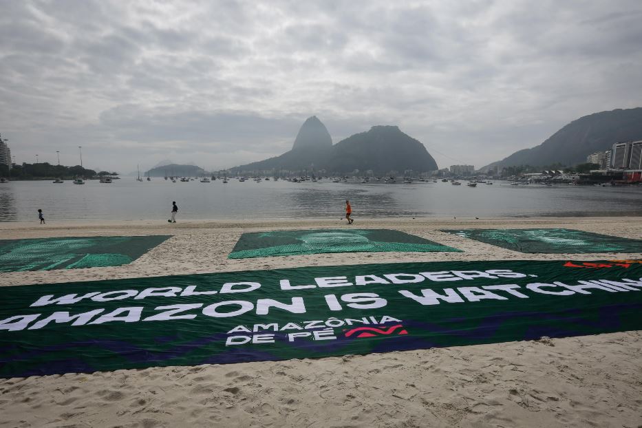 Uno striscione degli attivisti per l'ambiente sulla spiaggia di Rio de Janeiro, in Brasile