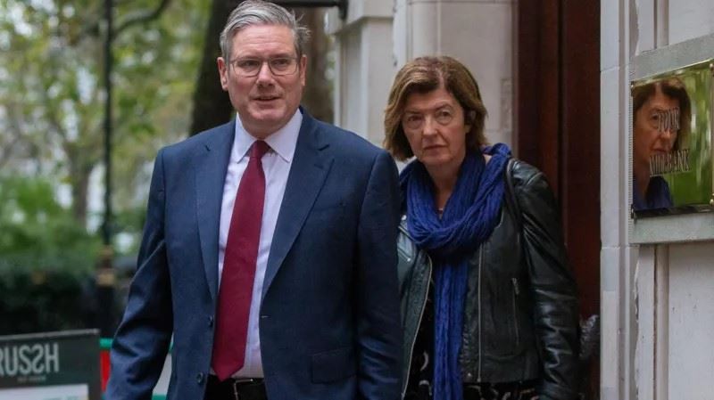 Keir Starmer e Sue Gray escono da Downing Street