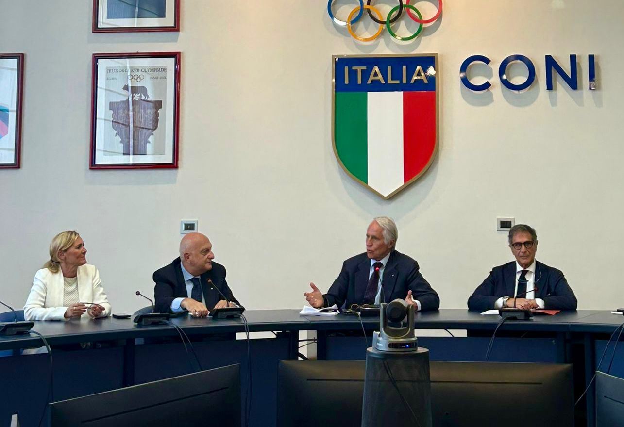 Il presidente del Coni, Giovanni Malagò, e il sottosegretario all'Ambiente, Claudio Barbaro.