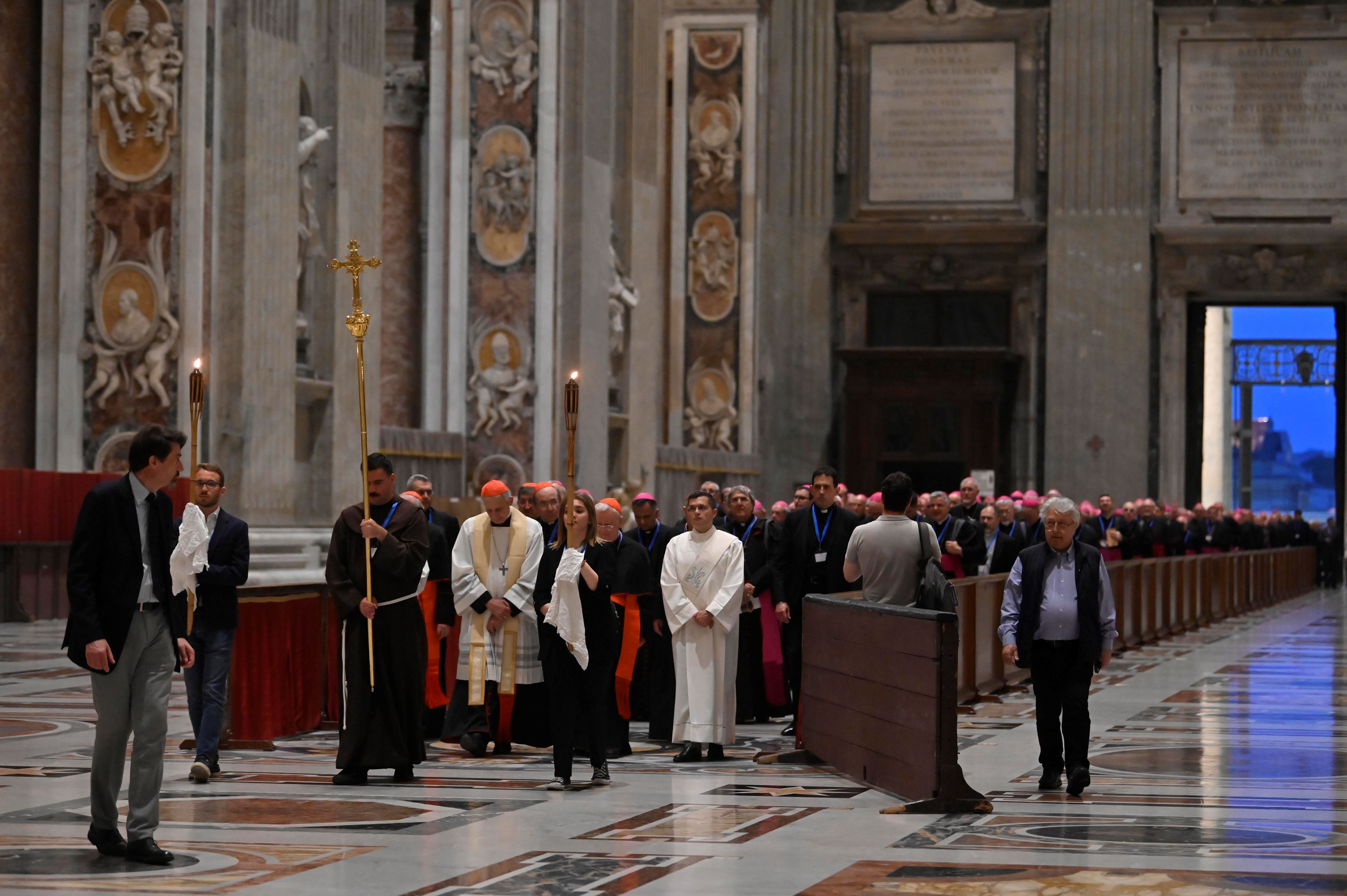 I vescovi in processione nella Basilica di San Pietro all'inizio della preghiera per la pace