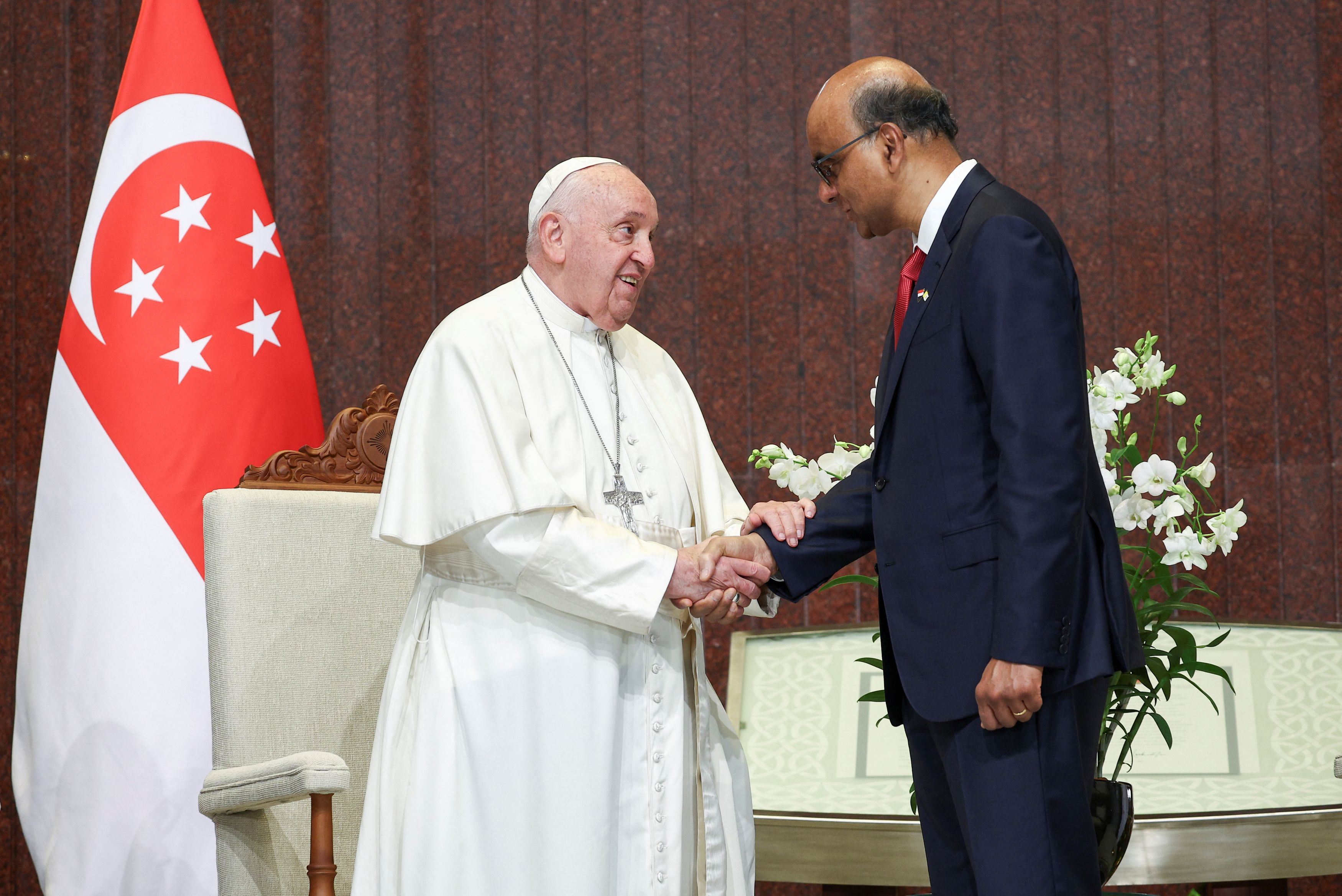 Il Papa e il presidente di Singapore durante la cerimonia di benvenuto