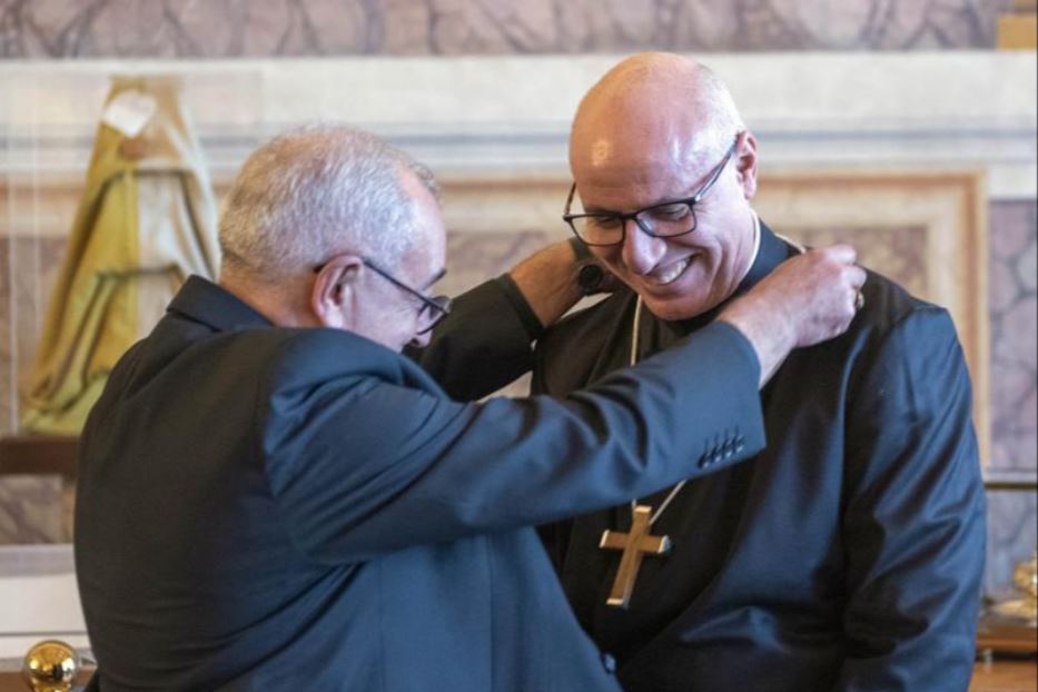 Il cardinale De Donatis pone la croce pettorale a padre Davide Carbonaro, arcivescovo eletto di Potenza-Muro Lucano-Marsico Nuovo
