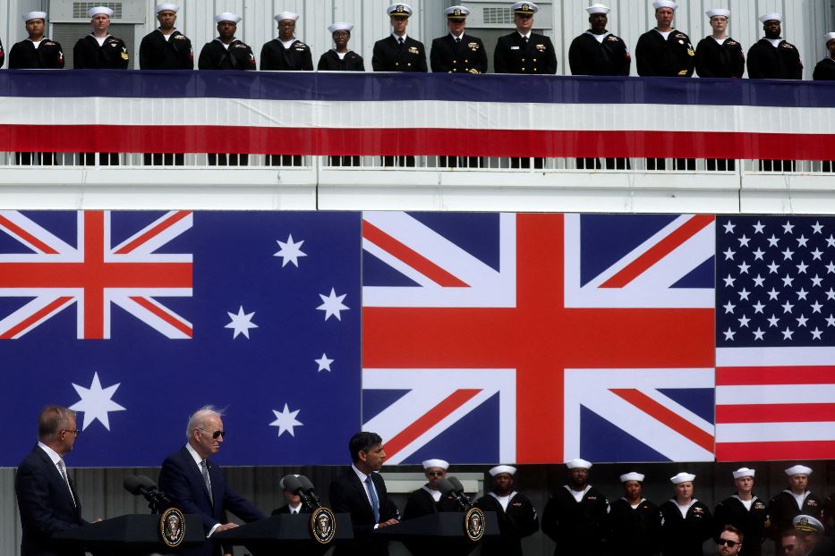 Il presidente americano Biden, il premier australiano Albanese e l'allora premier britannico Sunak nella base navale di Point Loma a San Diego in California, nel marzo 2023