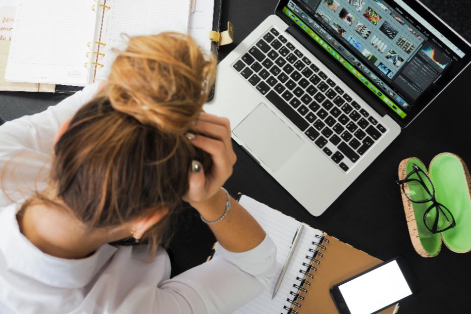 Le nuove tecnologie ci aiutano sul lavoro ma possono stressarci