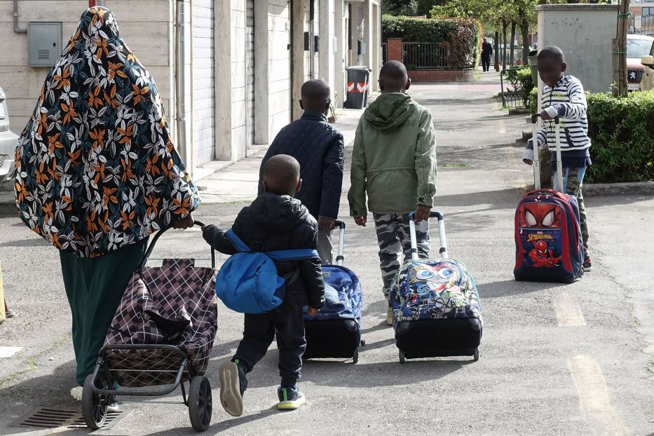 Bambini figli di immigrati all'uscita di una scuola di Modena