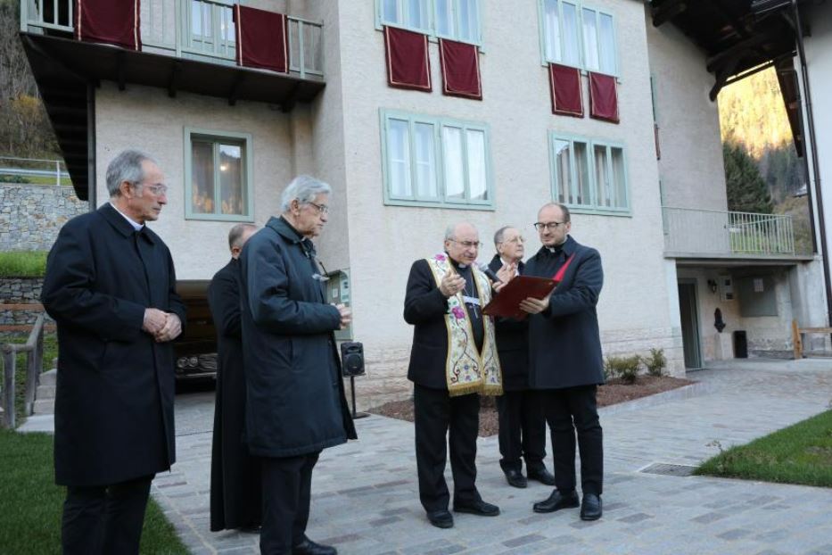 Il momento della della benedizione della casa natale di Luciani