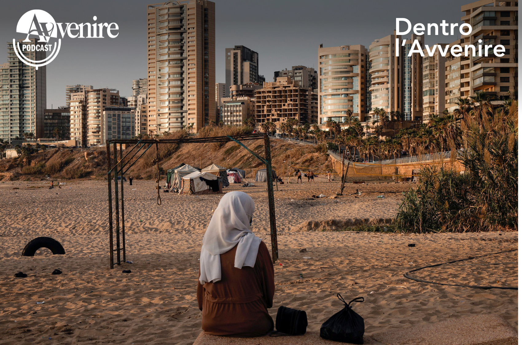 Una bambina sfollata sulla spiaggia di Beirut