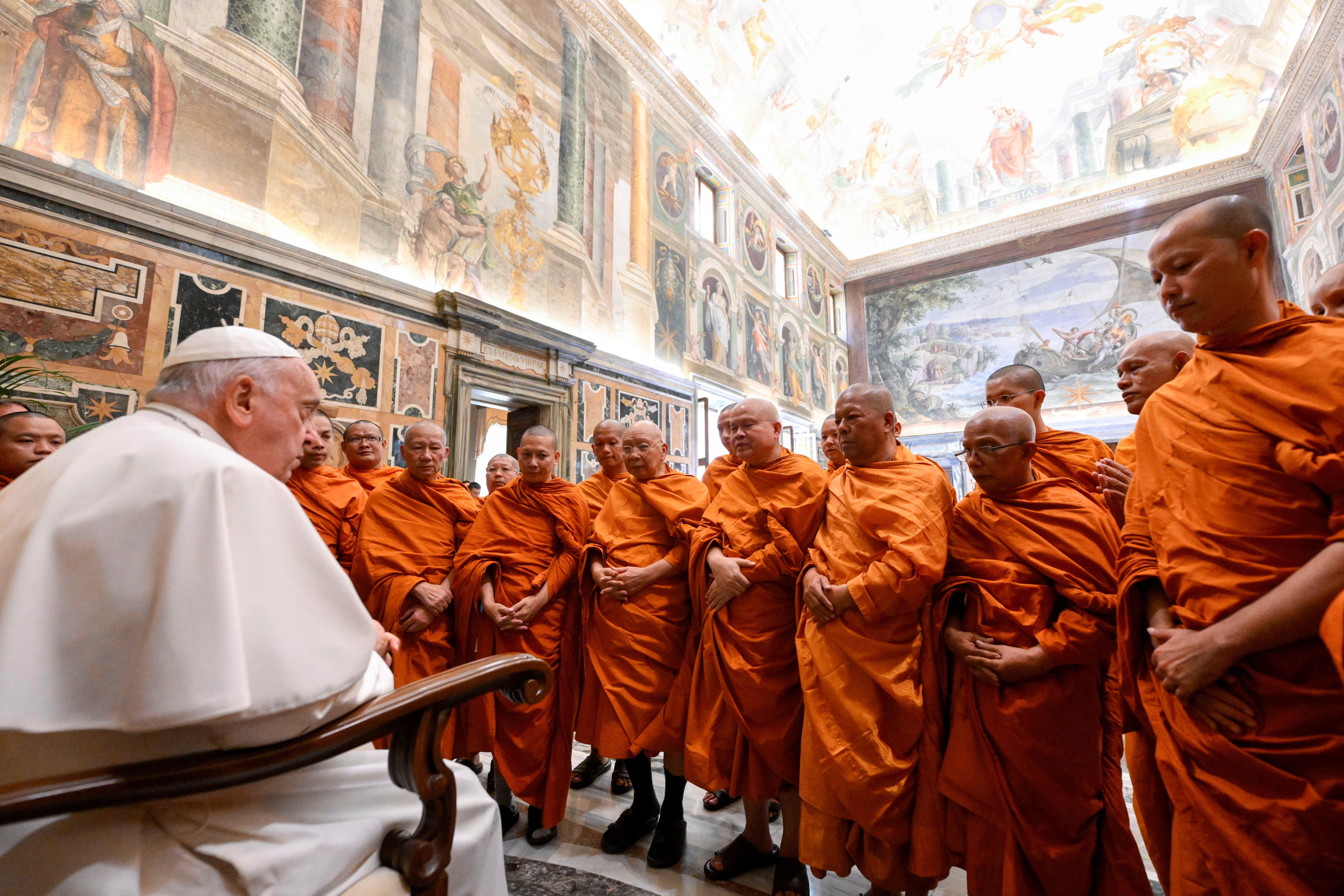 Il Papa durante l'udienza ai una delegazione di Monaci Buddisti dalla Thailandia