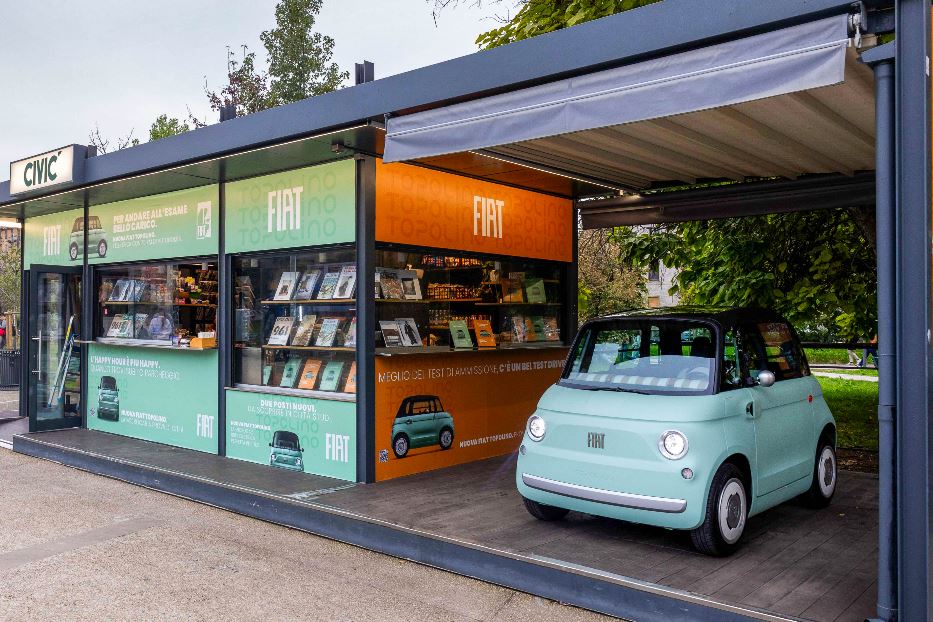 L'edicola dedicata alla Fiat Topolino in Piazza Leonardo Da Vinci a Milano