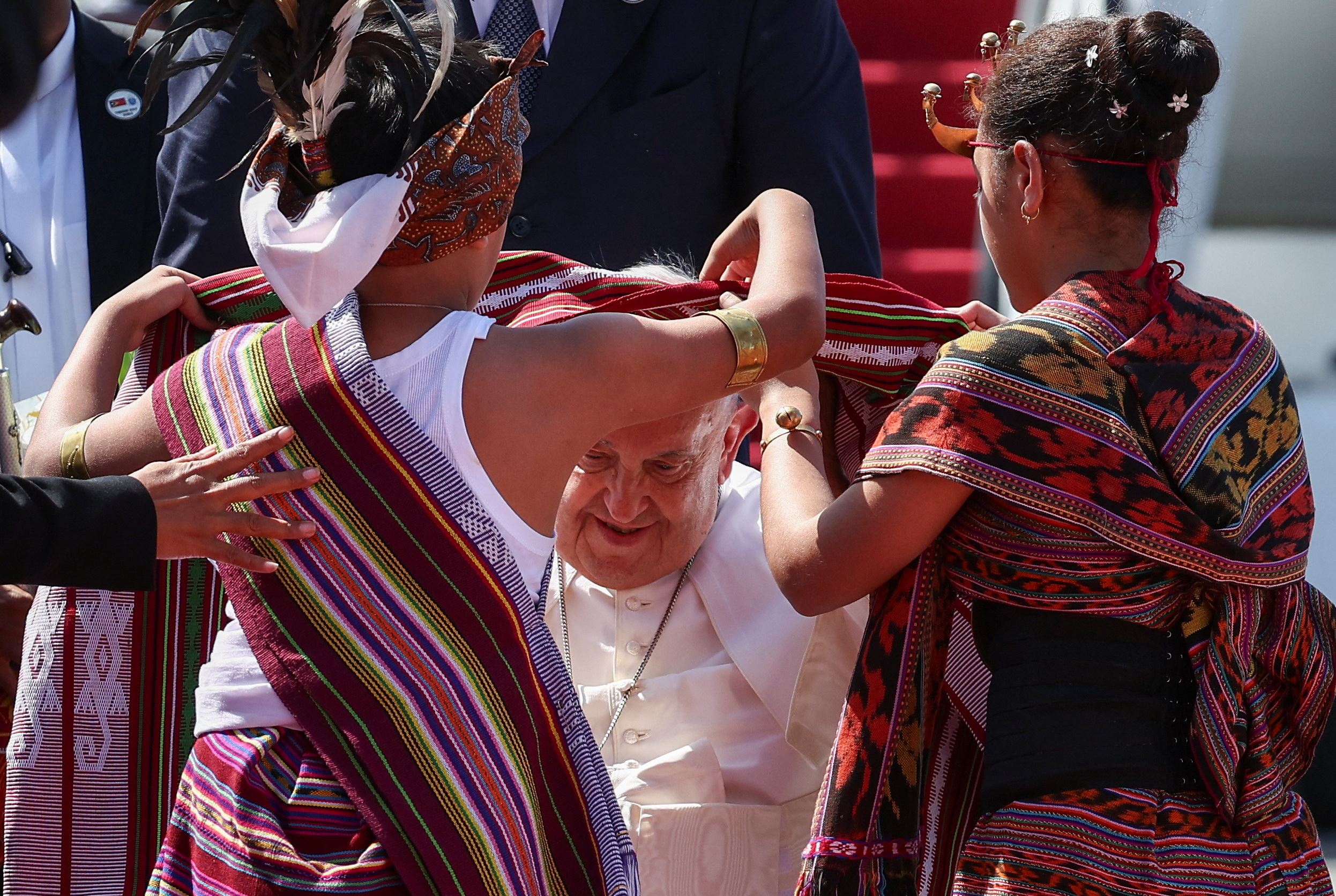 Il Papa atterrato a Dili. La folla festante lo accoglie