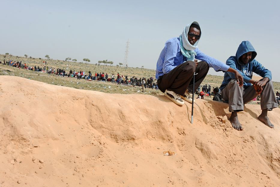 Profughi ghanesi in attesa di essere rimpatriati nel deserto vicino al campo di Choucha a Ras Jadir in Tunisa