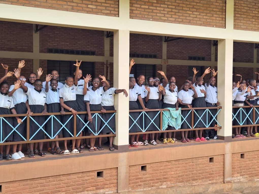 Le studentesse della scuola gestita dalle Suore operaie della Santa Casa di Nazareth