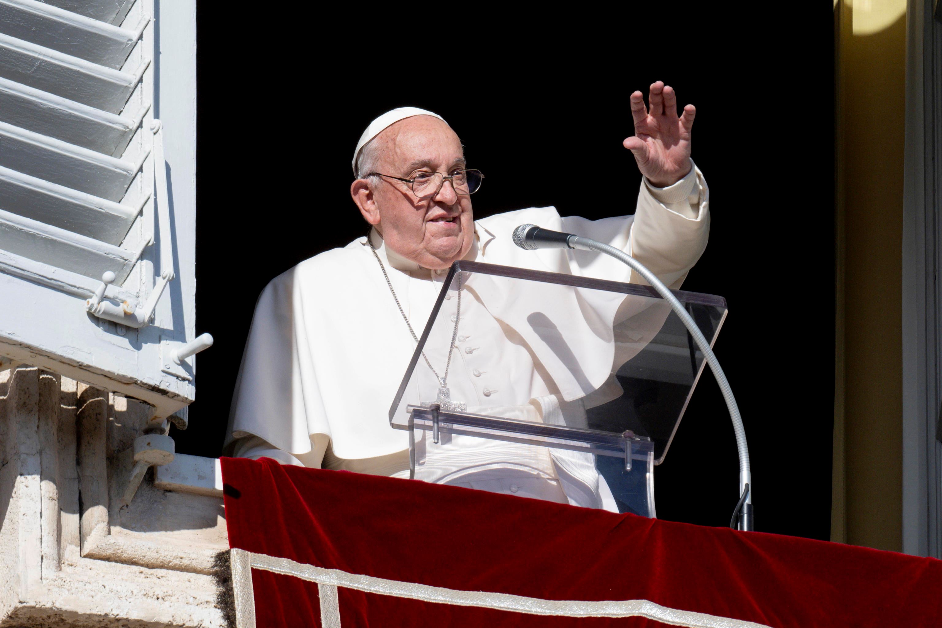 Il Papa saluta i fedeli presenti in piazza San Pietro per l'Angelus della prima Domenica di Avvento