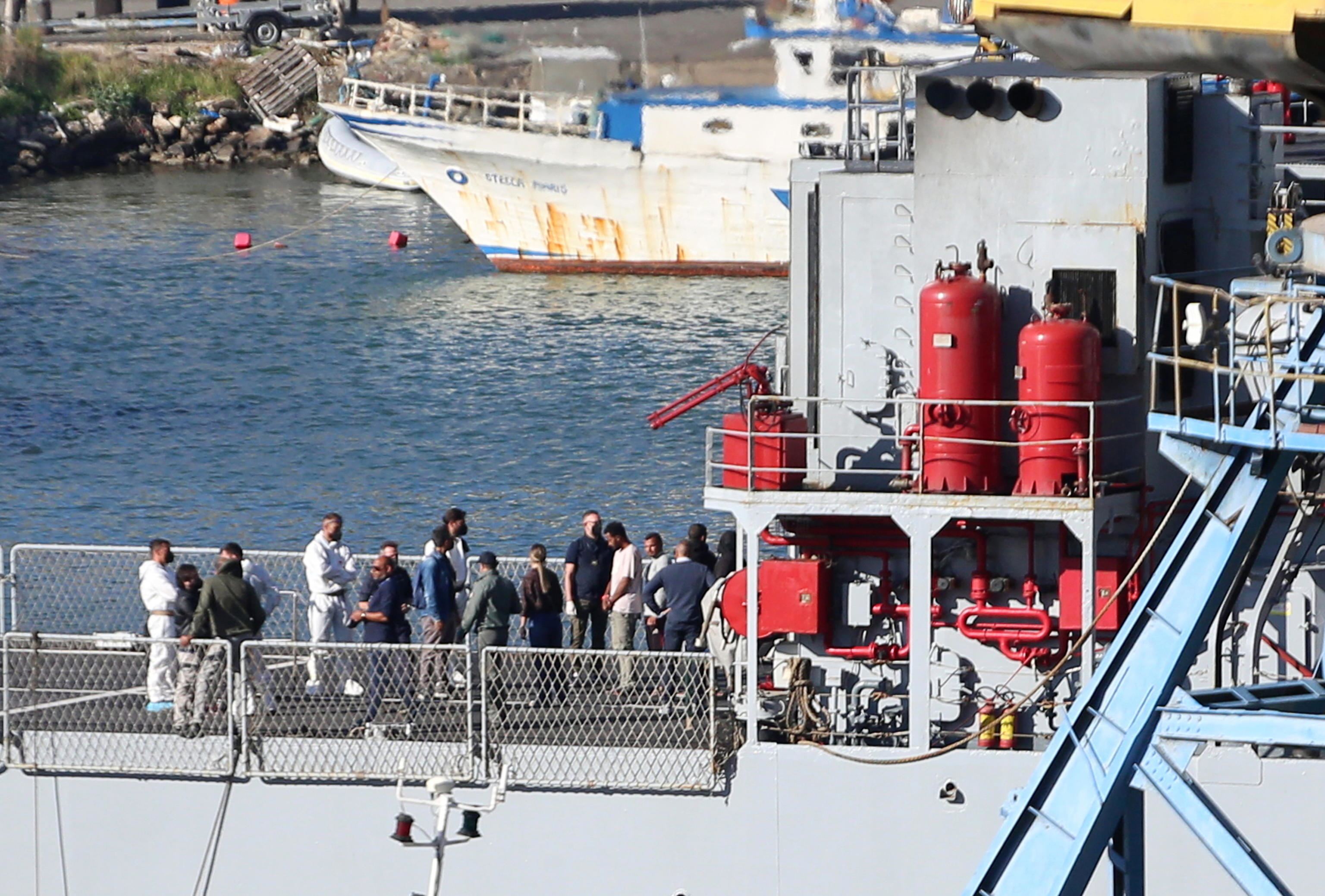 La nave della marina nel porto di Shengjin, in Albania, con i primi 16 migranti