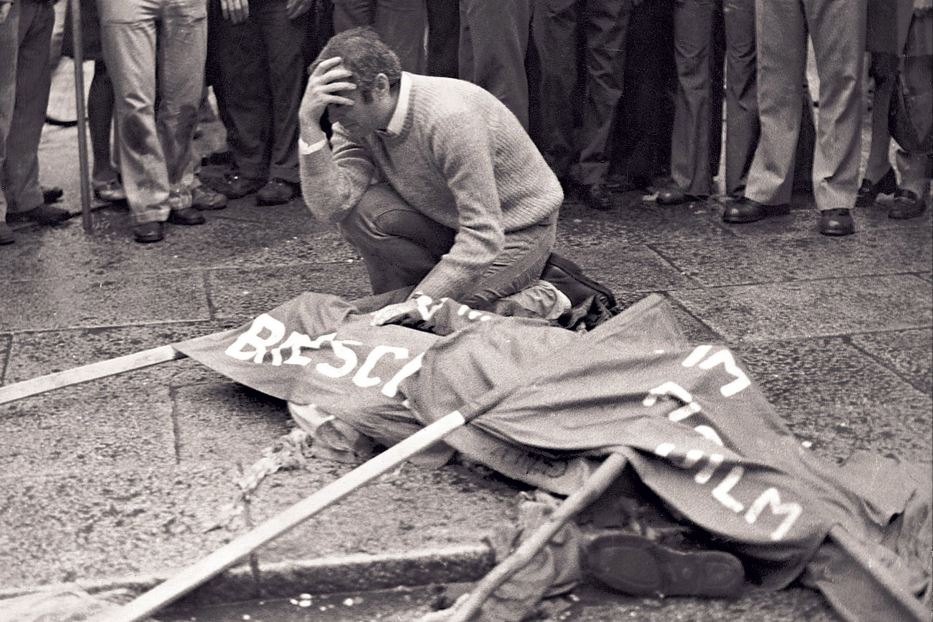 Brescia, piazza della Loggia, 28 maggio 1974: i sopravvissuti, straziati e increduli, piangono le vittime della strage