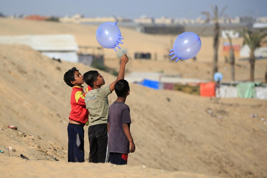 Bambini palestinesi giocano nel campo profughi di Rafah