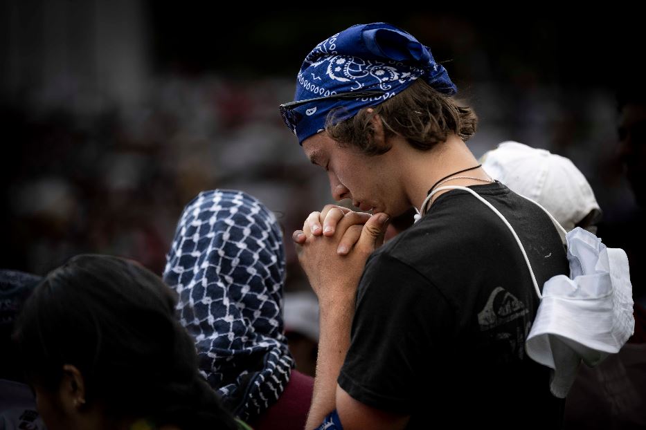 Giovani in preghiera alla Gmg di Lisbona