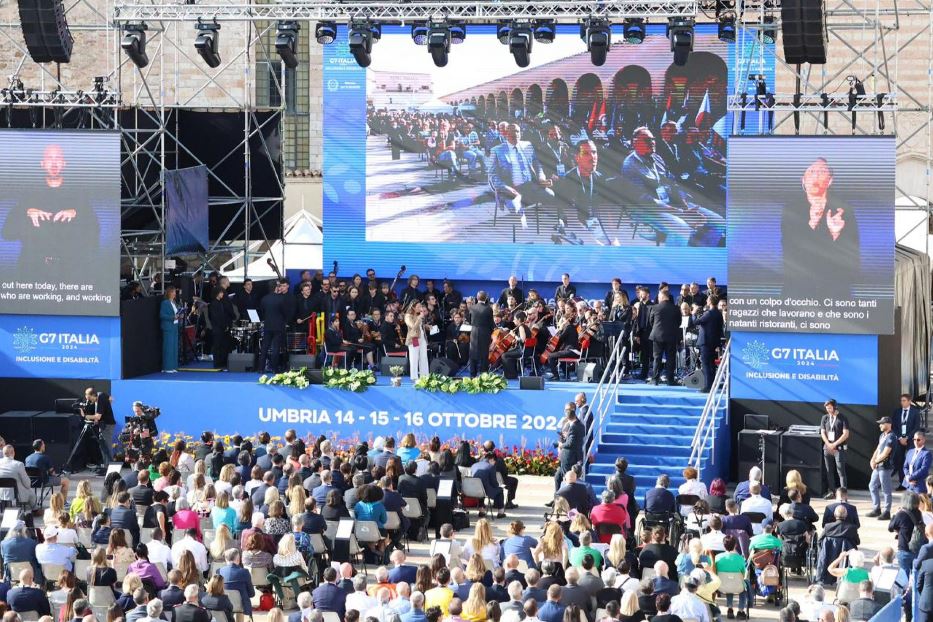 Il palco con le delegazioni di tutto il mondo ad Assisi nel giorno di apertura del G7 sull'inclusione