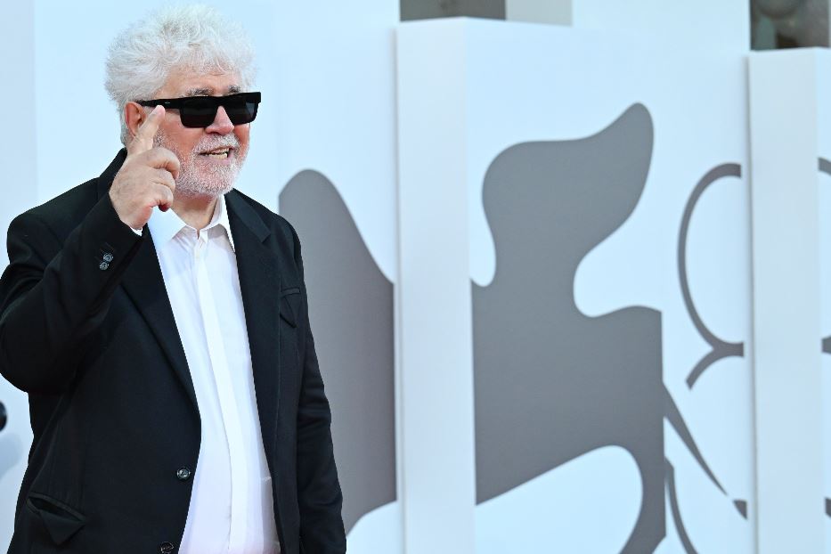 Il regista spagnolo Pedro Almodovar sul red carpet della Mostra del Cinema 2024 di Venezia, che l'ha premiato col Leone d'Oro per il suo "The Room Next Door"