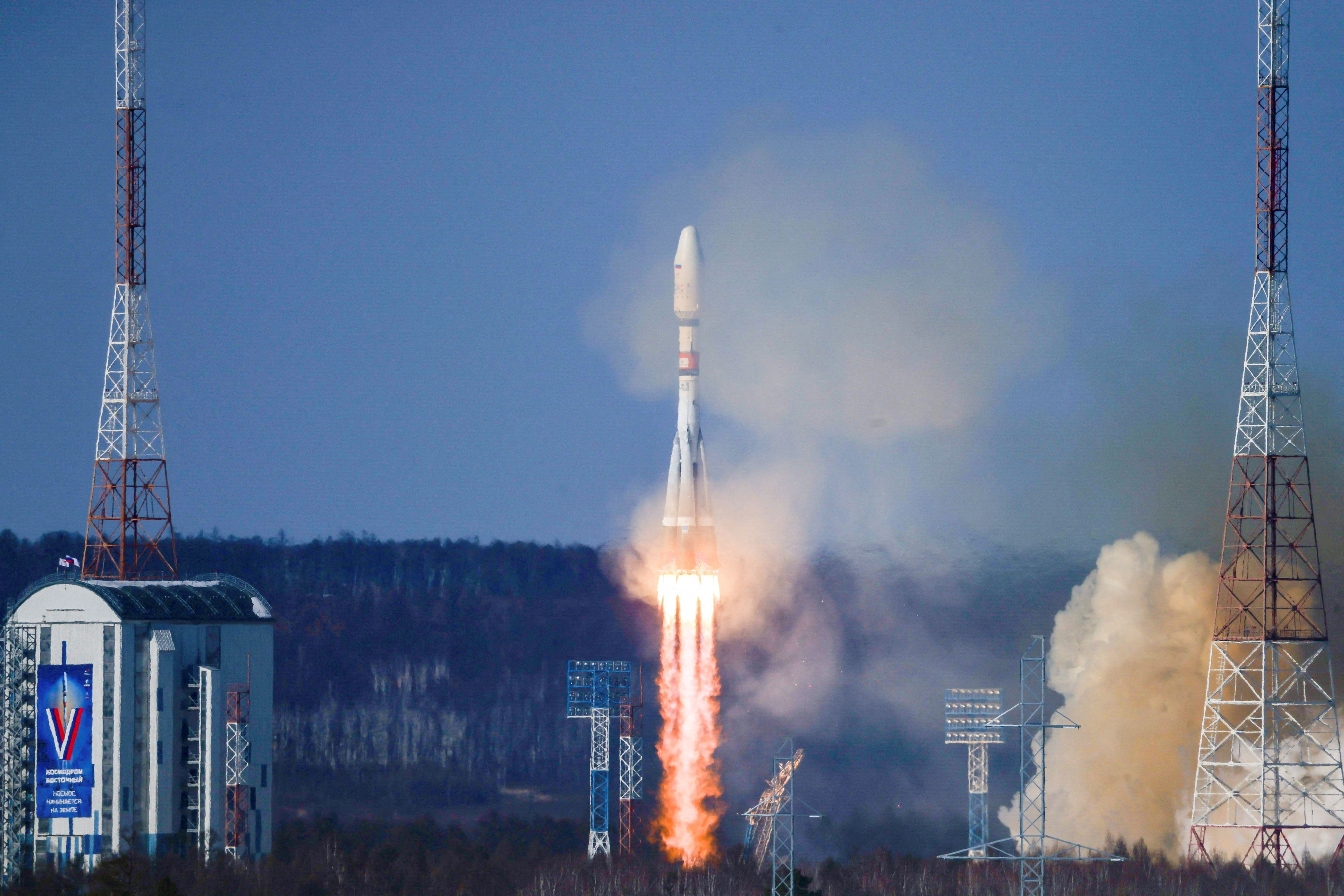 Il lancio di navicelle e piccoli satelliti dal cosmodromo di Vostochny, nella regione dell'estremo oriente dell'Amur, in Russia,
