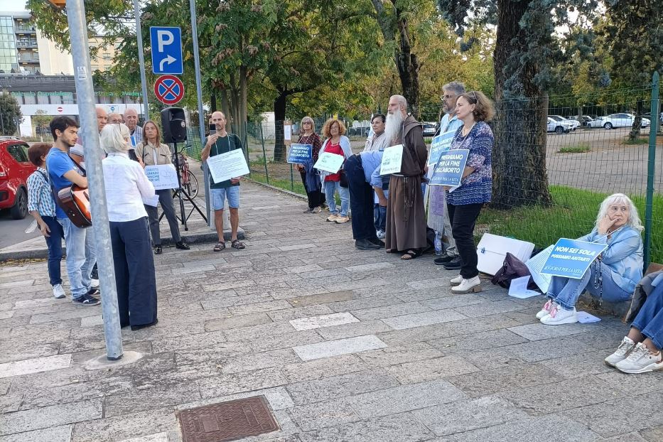 Il presidio di preghiera davanti al Policlinico di Modena