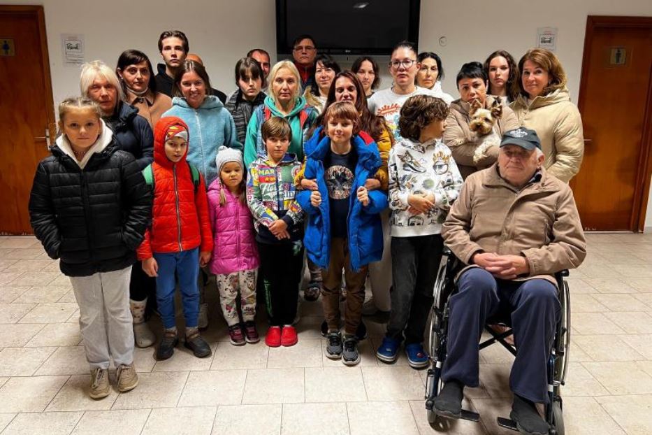 Gli sfollati ucraini costretti a lasciare il centro di Bibione