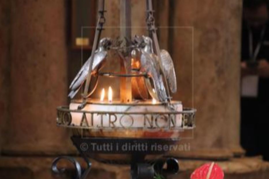 La lampada che arde sulla tomba di san Francesco ad Assisi