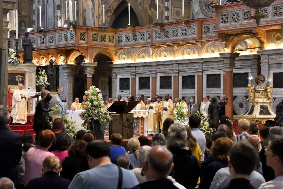 Da tutto il mondo a Padova per sant'Antonio: «Per noi è un amico»