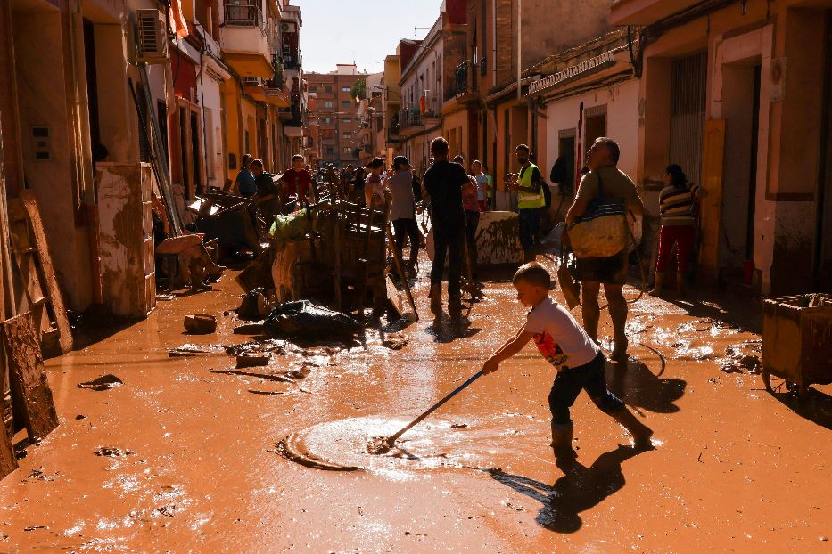 Fango e gente al lavoro tra le strade di Valencia