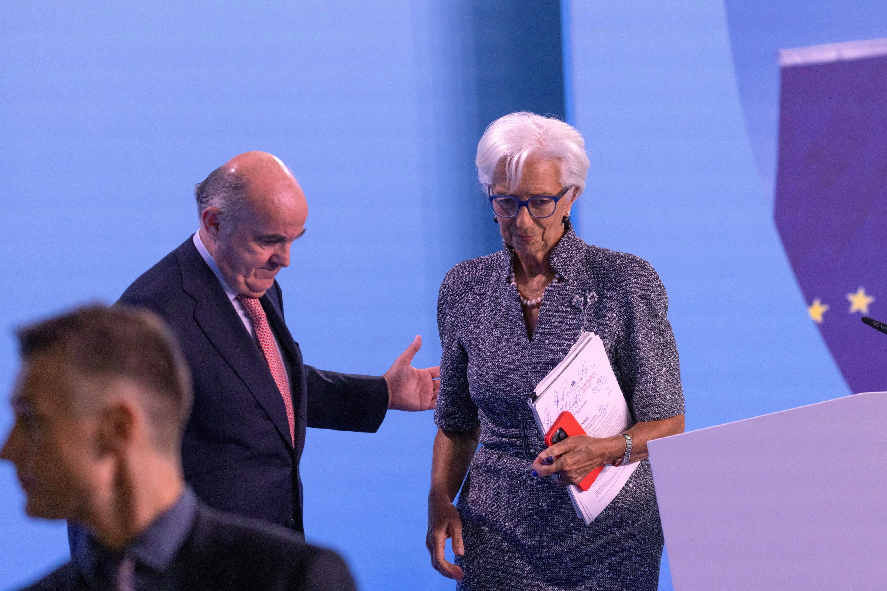 Il vice presidente Luis de Guindos e la presidente Christie Lagarde al termine della conferenza stampa