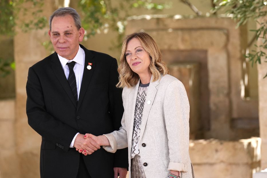 Il primo ministro tunisino Ahmed Hachani con Giorgia Meloni al G7 di Borgo Egnazia, in Puglia (14 giugno)