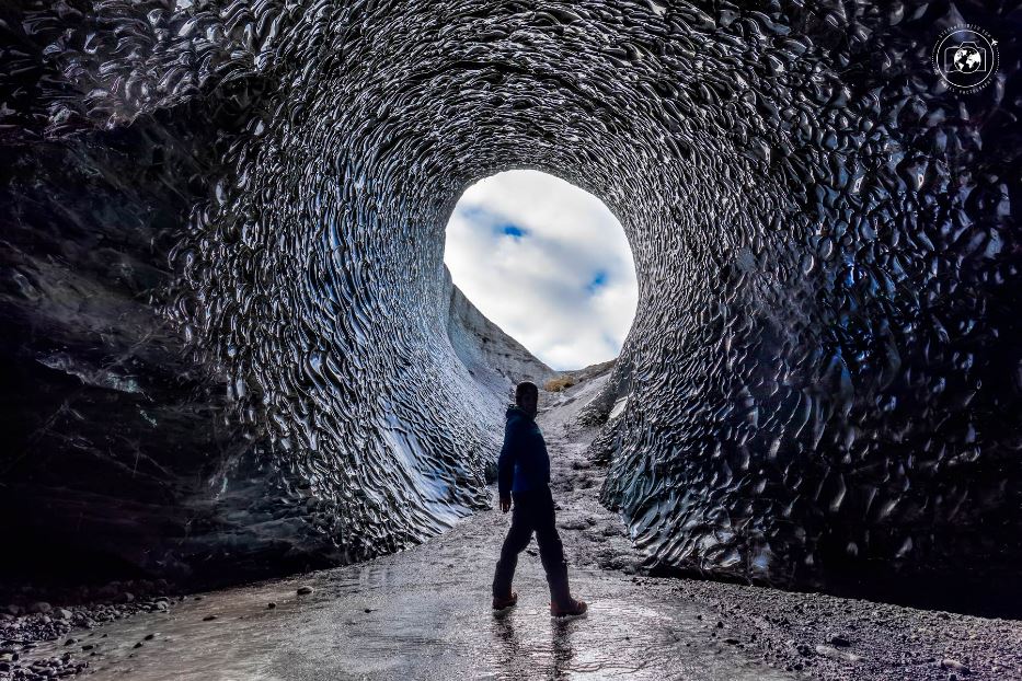 Stefano dentro la stessa grotta nel 2019. La forma e l'effetto sono completamente diversi - © Stefano Tiozzo