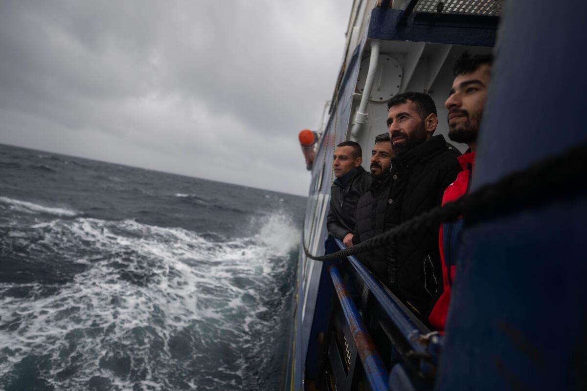 La nave Ong Humanity 1 con 126 migranti salvati in navigazione verso il porto di Taranto