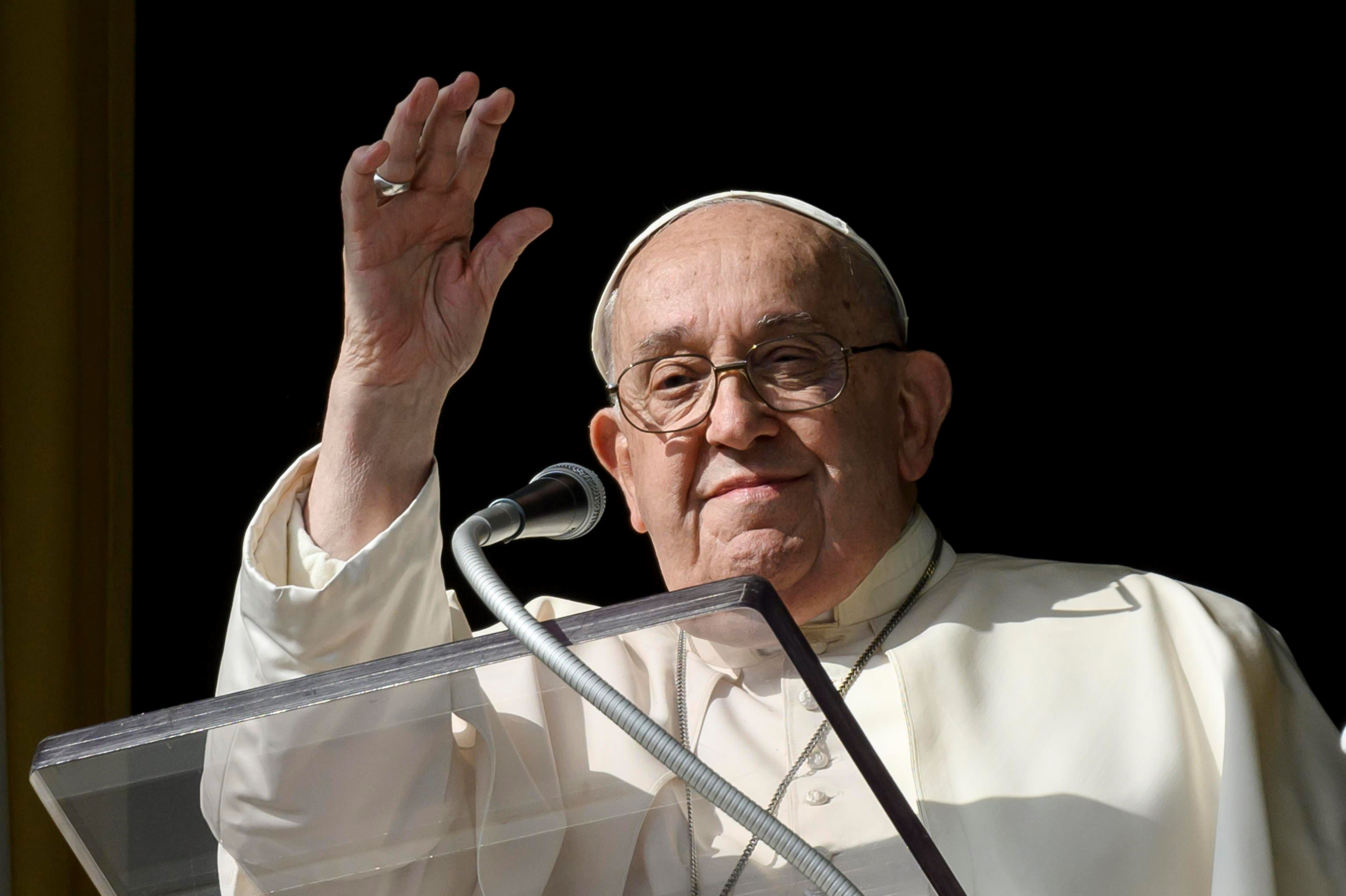 Il Papa saluti i fedeli radunati in piazza San Pietro per l'Angelus