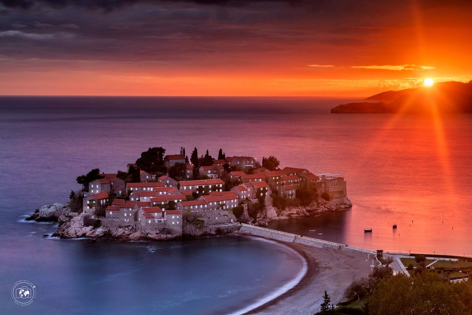 L'Isola di Sveti-Stefan al tramonto - © Stefano Tiozzo