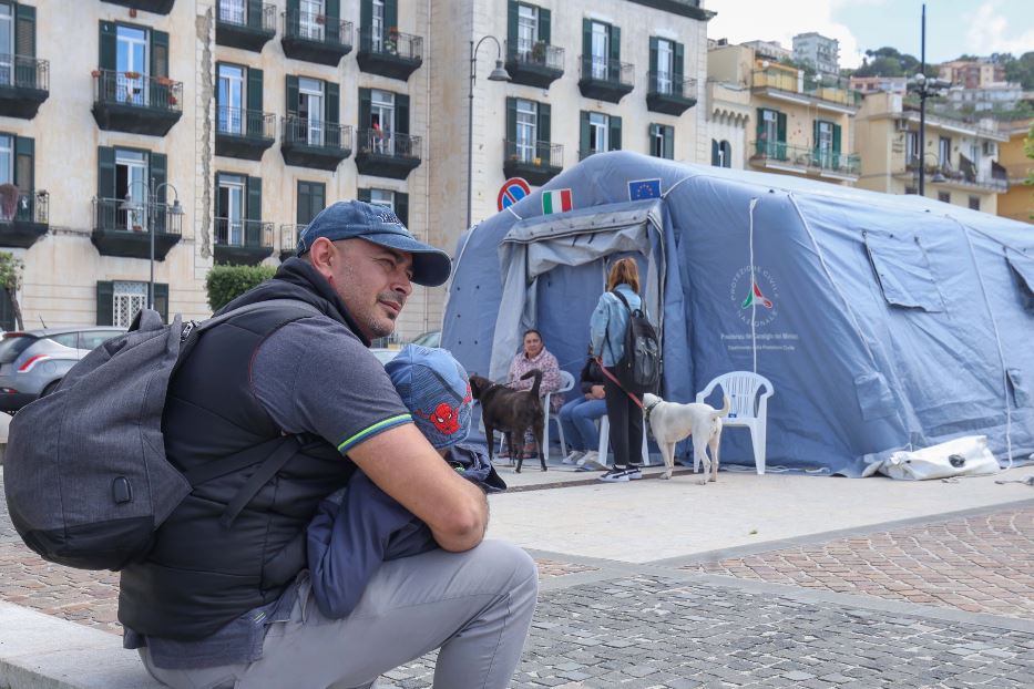 Una tenda della Protezione civile nell'area dei Campi flegrei