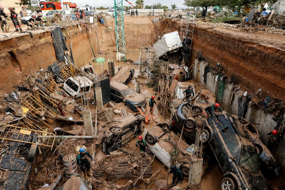 Nella voragine di un palazzo in costruzione a Valencia sono finiti auto, tir, mobili e i soccorritori cercano anche corpi