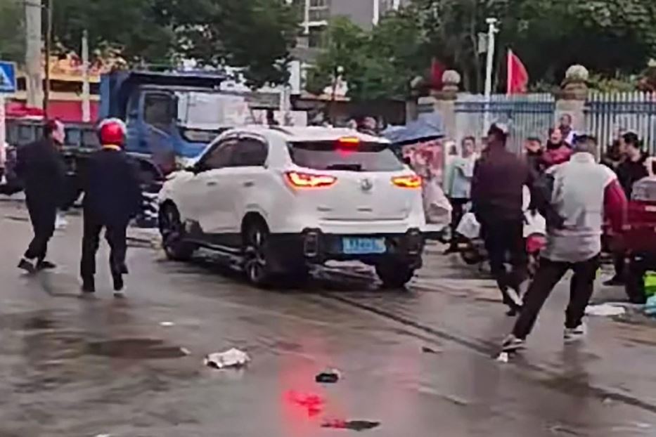 Auto investe alunni di una scuola. A una settimana dalla strage di Zhuhai