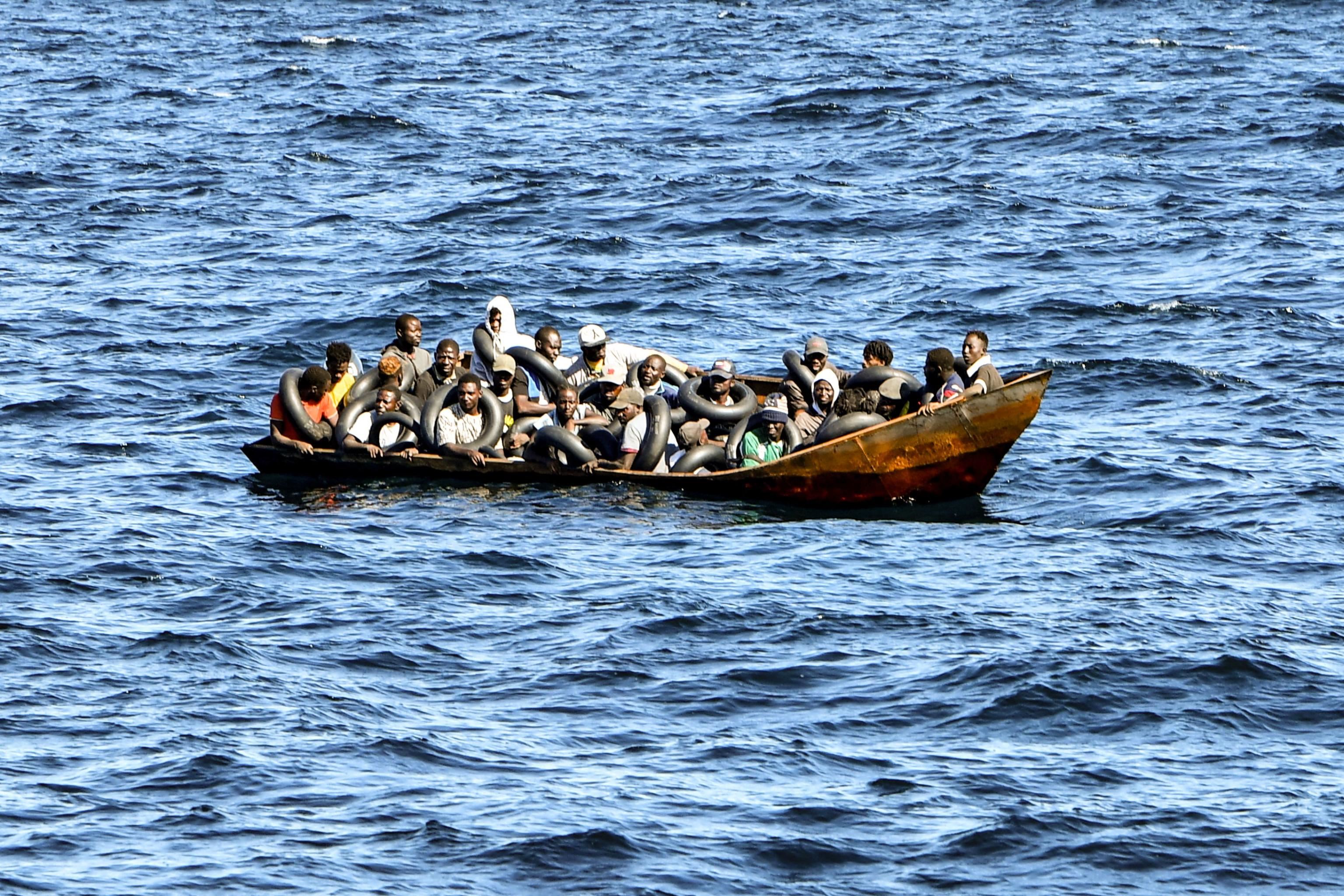 Una barca carica di migranti in navigazione verso l'Italia intercettata dalla guardia costiera tunisina